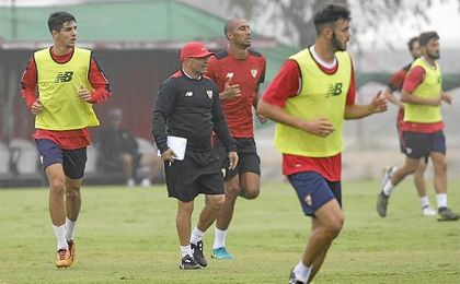 La plantilla sevillista llevó a cabo ayer el último entrenamiento de la semana. La plantilla sevillista llevó a cabo ayer el último entrenamiento de la semana.