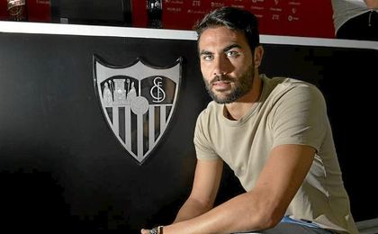 Iborra posa para ESTADIO Deportivo en la ciudad deportiva sevillista. Iborra posa para ESTADIO Deportivo en la ciudad deportiva sevillista.