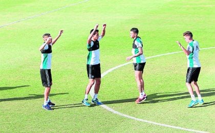 De izquierda a derecha: Jonas Martin, Aïssa Mandi, Tonny Sanabria y José Carlos, durante un entrenamiento de la pasada semana en Los Bermejales. De izquierda a derecha: Jonas Martin, Aïssa Mandi, Tonny Sanabria y José Carlos, durante un entrenamiento de la pasada semana en Los Bermejales.
