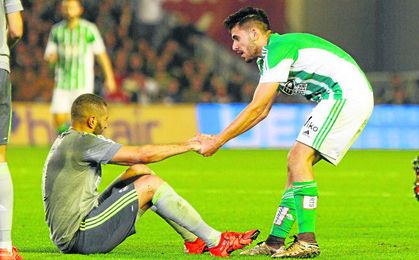 Ceballos ayuda a levantarse a Benzema en el duelo del curso pasado en el Villamarín, un estadio que no se le da nada bien al Madrid. Ceballos ayuda a levantarse a Benzema en el duelo del curso pasado en el Villamarín, un estadio que no se le da nada bien al Madrid.