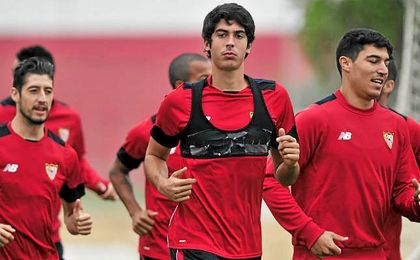 Carlos Fernández, durante un entrenamiento del Sevilla. Carlos Fernández, durante un entrenamiento del Sevilla.