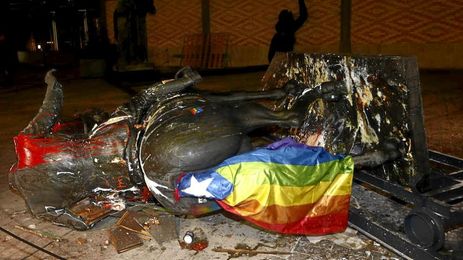 La estatua ecuestre fue derribada tras recibir varios ataques previamente. La estatua ecuestre fue derribada tras recibir varios ataques previamente.