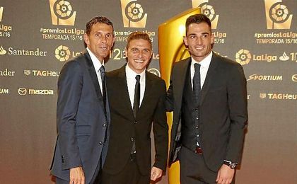 Gustavo Poyet, Joaquín Sánchez y Antonio Adán posan para los medios en la Gala de LaLiga. Gustavo Poyet, Joaquín Sánchez y Antonio Adán posan para los medios en la Gala de LaLiga.