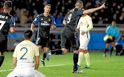 Benzema celebra su gol al América. Benzema celebra su gol al América.
