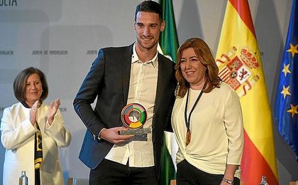 Sergio Rico, junto a Susana Díaz en la entrega de los premios. Sergio Rico, junto a Susana Díaz en la entrega de los premios.