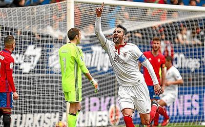 El triunfo ante Osasuna, con dos goles de Iborra, refuerza la candidatura del Sevilla a aspirar al título. El triunfo ante Osasuna, con dos goles de Iborra, refuerza la candidatura del Sevilla a aspirar al título.