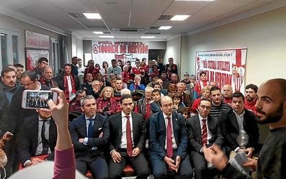 La peña, pocos minutos después de la agresión. La peña, pocos minutos después de la agresión.