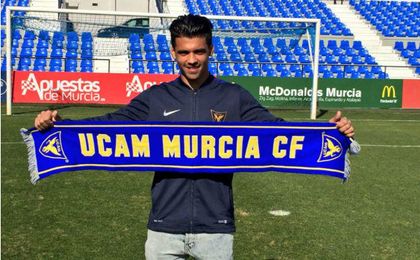 Iván posando con la bufanda del UCAM Murcia. UCAMM. Iván posando con la bufanda del UCAM Murcia. UCAMM.