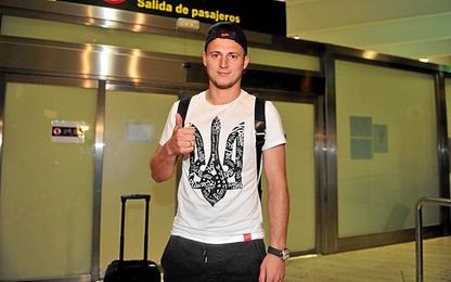 Zozulya, a su llegada a Sevilla y con una camiseta que llevó a muchos a la confusión. Zozulya, a su llegada a Sevilla y con una camiseta que llevó a muchos a la confusión.