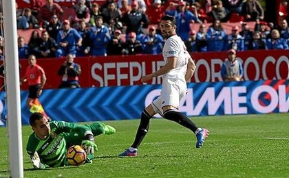 Asenjo salva el remate de cabeza de Iborra. Asenjo salva el remate de cabeza de Iborra.