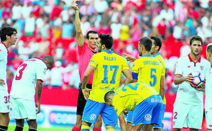 Munuera Montero vio penalti en la acción sobre Vitolo de Bigas, al que expulsó. Munuera Montero vio penalti en la acción sobre Vitolo de Bigas, al que expulsó.