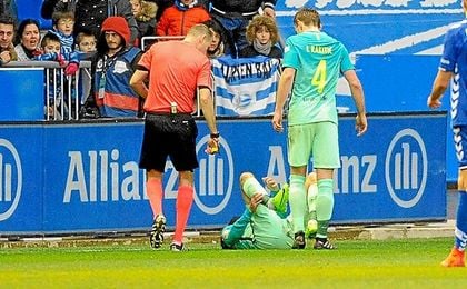 Aleix cayó lesionado en el tramo final del partido ante el Alavés. Aleix cayó lesionado en el tramo final del partido ante el Alavés.