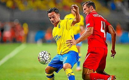 Roque Mesa pugnando con Krychowiak durante el choque del pasado curso. Roque Mesa pugnando con Krychowiak durante el choque del pasado curso.