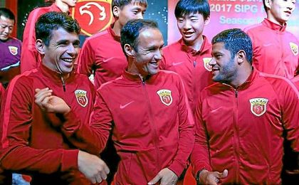 Carvalho, junto a Oscar y Hulk en el Shanghai SIPG. Carvalho, junto a Oscar y Hulk en el Shanghai SIPG.
