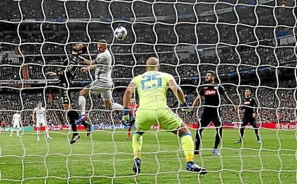 Benzema cabecea para hacer el primer gol del Real Madrid. Benzema cabecea para hacer el primer gol del Real Madrid.