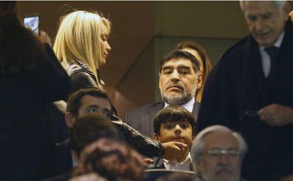 En la imagen, Maradona junto a Rocío Oliva en el palco del Santiago Bernabéu durante el Real Madrid-Nápoles. UESyndication. En la imagen, Maradona junto a Rocío Oliva en el palco del Santiago Bernabéu durante el Real Madrid-Nápoles. UESyndication.