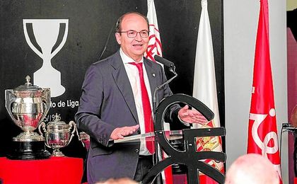 José Castro, durante el acto de los Fieles de Nervión en el Ramón Sánchez-Pizjuán. José Castro, durante el acto de los Fieles de Nervión en el Ramón Sánchez-Pizjuán.