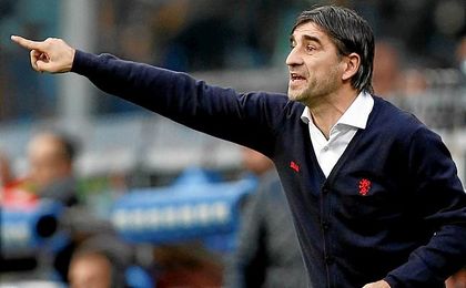 Juric, dirigiendo desde la banda. Juric, dirigiendo desde la banda.