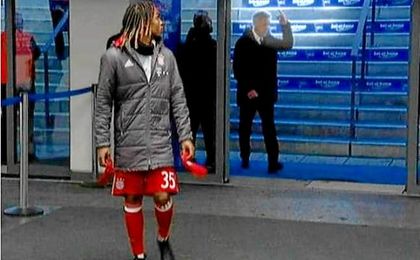 Momento en el que Ancelotti, al fondo, hace una peineta a la afición del Hertha Berlin. Momento en el que Ancelotti, al fondo, hace una peineta a la afición del Hertha Berlin.