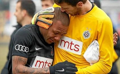 Un futbolista acaba un partido entre lágrimas tras 90 minutos de insultos racistas Un futbolista acaba un partido entre lágrimas tras 90 minutos de insultos racistas