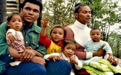 Agentes de Inmigración de EE.UU. detienen al hijo y a la exmujer del boxeador Muhammad Ali Agentes de Inmigración de EE.UU. detienen al hijo y a la exmujer del boxeador Muhammad Ali