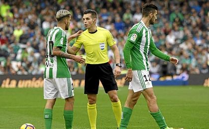 Del Cerro Grande conversa con Ceballos durante el partido. Del Cerro Grande conversa con Ceballos durante el partido.