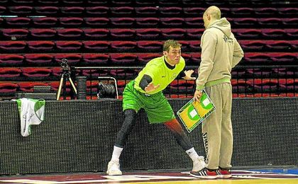 Radicevic recibe atentamente las instrucciones del técnico Javier Carrasco en la pista principal del Pabellón de San Pablo. Radicevic recibe atentamente las instrucciones del técnico Javier Carrasco en la pista principal del Pabellón de San Pablo.