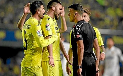Los jugadores del Villarreal protestan el penalti pitado por Gil Manzano. Los jugadores del Villarreal protestan el penalti pitado por Gil Manzano.