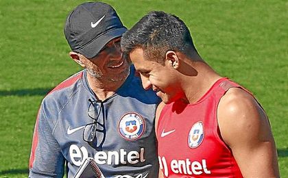Jorge Sampaoli y Alexis durante la etapa del técnico en Chile. Jorge Sampaoli y Alexis durante la etapa del técnico en Chile.