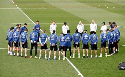 Jugadores y cuerpo técnico guardan un minuto de silencio por el fallecimiento de Raymond Kopa. UESyndication. Jugadores y cuerpo técnico guardan un minuto de silencio por el fallecimiento de Raymond Kopa. UESyndication.