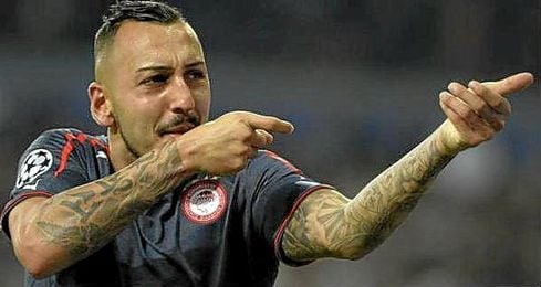 Kostas Mitroglou celebrando uno de sus goles. Kostas Mitroglou celebrando uno de sus goles.