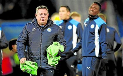 Shakespeare tiene ´el peto de titular´ para el banquillo del Leicester ante el Sevilla. Shakespeare tiene ´el peto de titular´ para el banquillo del Leicester ante el Sevilla.