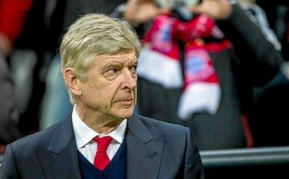 Wenger muy cuestionado. Wenger muy cuestionado.
