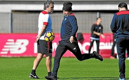 Jorge Sampaoli, durante un entrenamiento del Sevilla en la ciudad deportiva. Jorge Sampaoli, durante un entrenamiento del Sevilla en la ciudad deportiva.