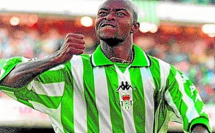 Finidi: "Disfruté del fútbol y todo lo demás durante mis cuatro años en el Betis" Finidi: "Disfruté del fútbol y todo lo demás durante mis cuatro años en el Betis"