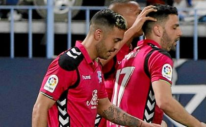 El Alavés amarga el debut de Míchel. El Alavés amarga el debut de Míchel.