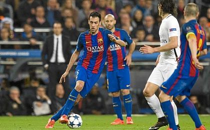 Emery, al fondo, observa a Busquets durante el Barça-PSG. Emery, al fondo, observa a Busquets durante el Barça-PSG.
