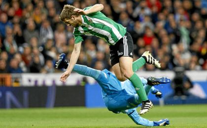 Momento de la polémica jugada entre Keylor y Brasanac. Momento de la polémica jugada entre Keylor y Brasanac.