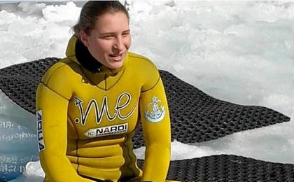 Una joven croata bate el récord de apnea bajo hielo en un lago italiano Una joven croata bate el récord de apnea bajo hielo en un lago italiano