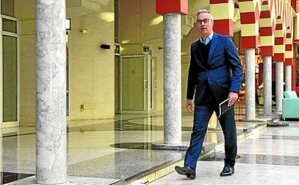 Miguel Torrecilla, a su llegada al desayuno informativo con la prensa. Lince. Miguel Torrecilla, a su llegada al desayuno informativo con la prensa. Lince.