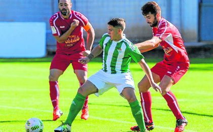Lance del duelo de la primera vuelta disputado entre Betis B y Utrera. Lance del duelo de la primera vuelta disputado entre Betis B y Utrera.