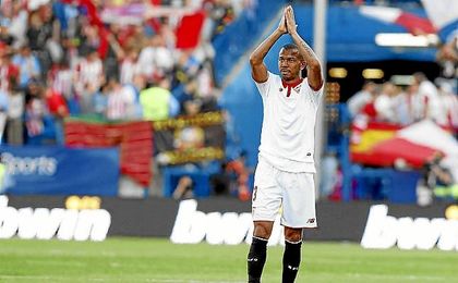 Mariano saluda a los aficionados del Sevilla que se desplazaron al Calderón. Mariano saluda a los aficionados del Sevilla que se desplazaron al Calderón.