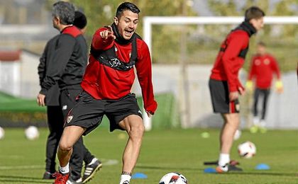Vitolo, en un entrenamiento con el Sevilla. Vitolo, en un entrenamiento con el Sevilla.