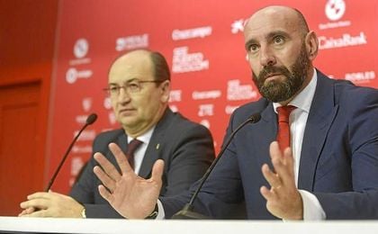Monchi, en una rueda de prensa junto a José Castro. Monchi, en una rueda de prensa junto a José Castro.