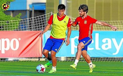 El sevillista Diego González, durante el entrenamiento de ayer de la selección sub 21. El sevillista Diego González, durante el entrenamiento de ayer de la selección sub 21.