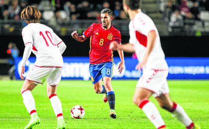 Ceballos conduce el balón ante la oposición de dos jugadores de Dinamarca. Ceballos conduce el balón ante la oposición de dos jugadores de Dinamarca.