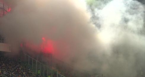 Interrumpen el Italia-Albania por bengalas lanzadas por hinchada visitante Interrumpen el Italia-Albania por bengalas lanzadas por hinchada visitante