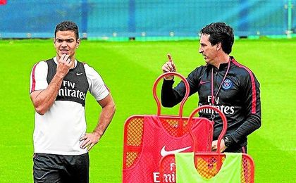 Ben Arfa le ha pedido una oportunidad a Emery a través de una carta. Ben Arfa le ha pedido una oportunidad a Emery a través de una carta.