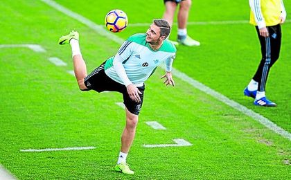 Joaquín reapareció ante Osasuna, después de no tener minutos ante Depor y Real Madrid. Joaquín reapareció ante Osasuna, después de no tener minutos ante Depor y Real Madrid.