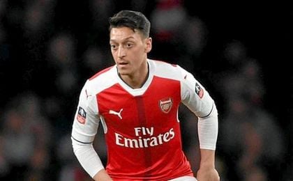 Özil habla de los rumores que le sitúan fuera del Arsenal Özil habla de los rumores que le sitúan fuera del Arsenal